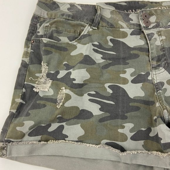 - Vanilla Star Green Camo Distressed Midi Shorts - Picture 5 of 9